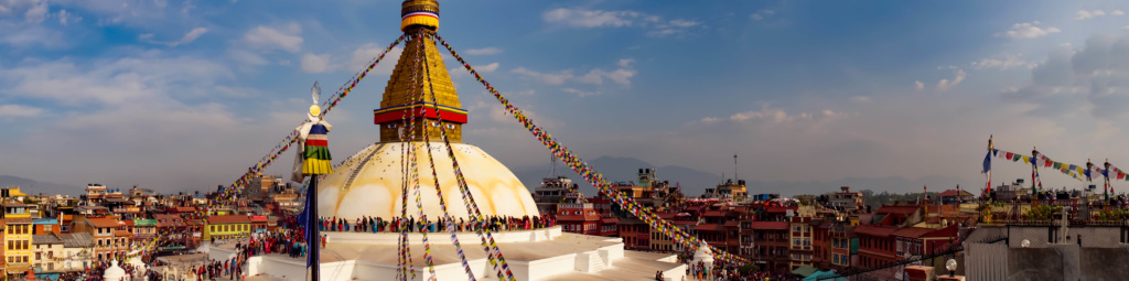 Vue sur la Stupa Boudhanath et la ville de Katmandou