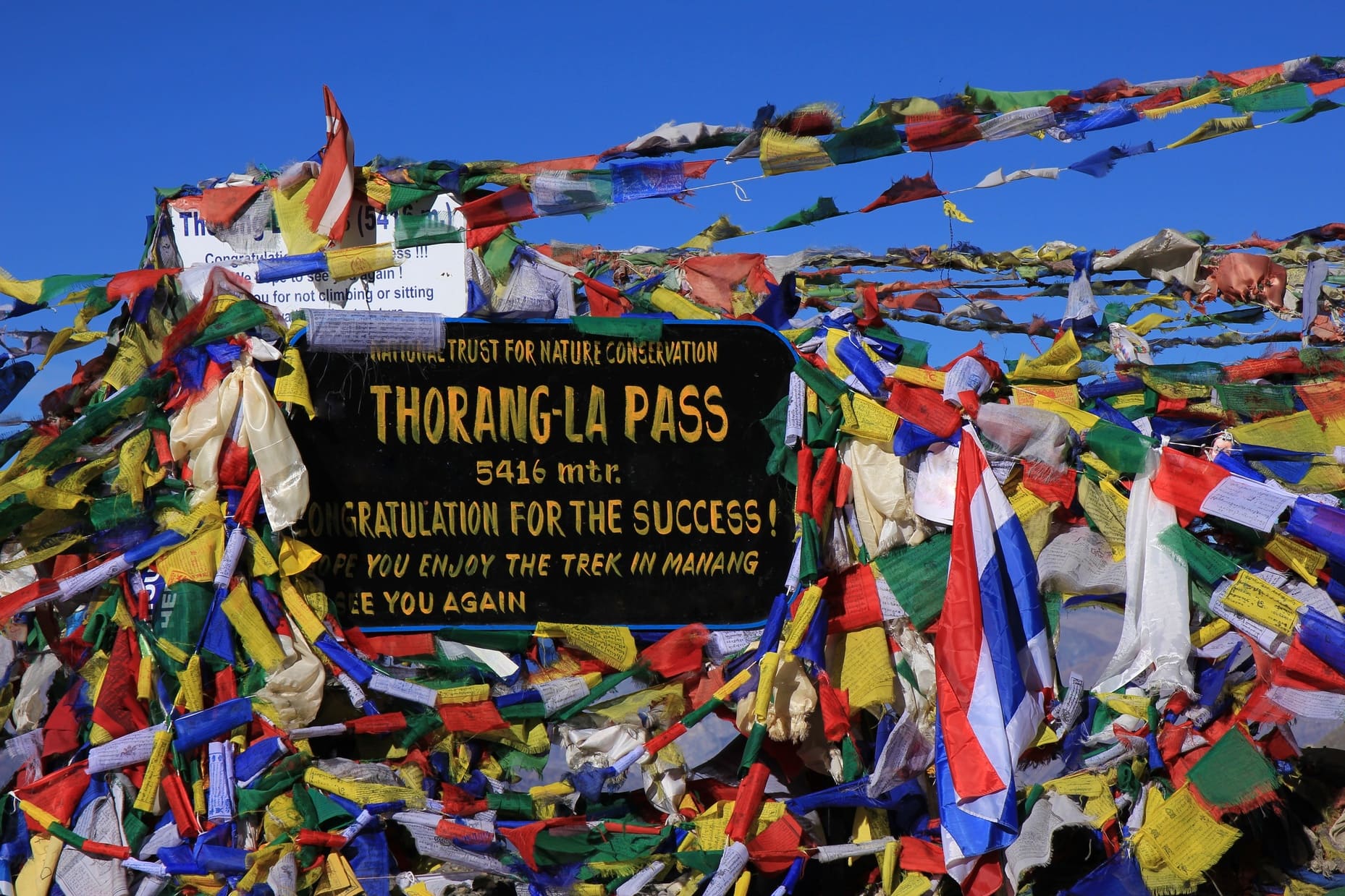 Drapeaux de prière sur le Thorung La, Annapurna, Népal