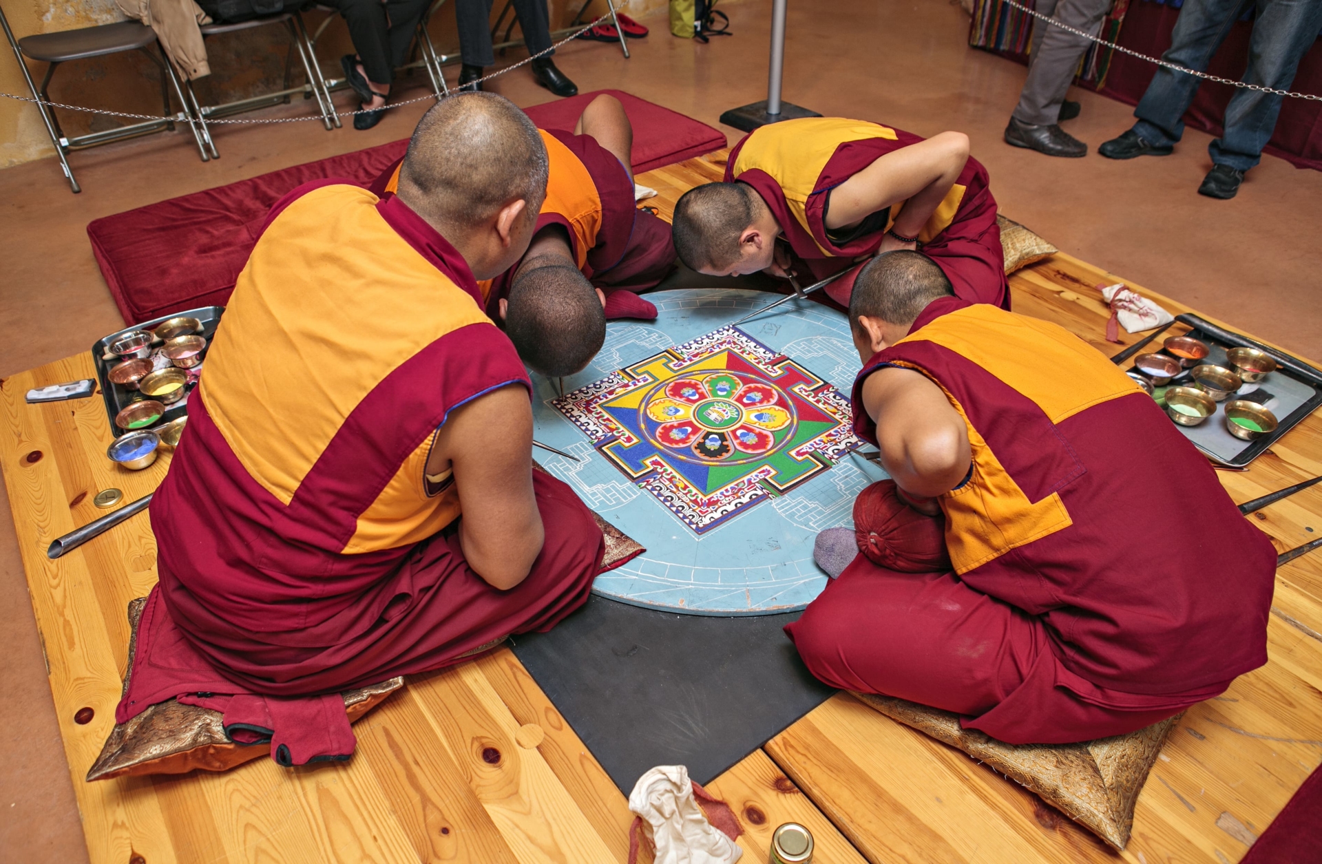 Moines peignant un mandala, Tibet