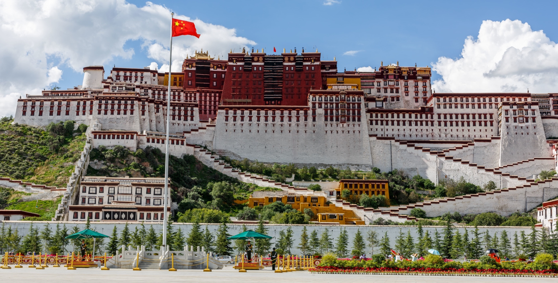 Drapeau chinois devant le Potala, Lhassa