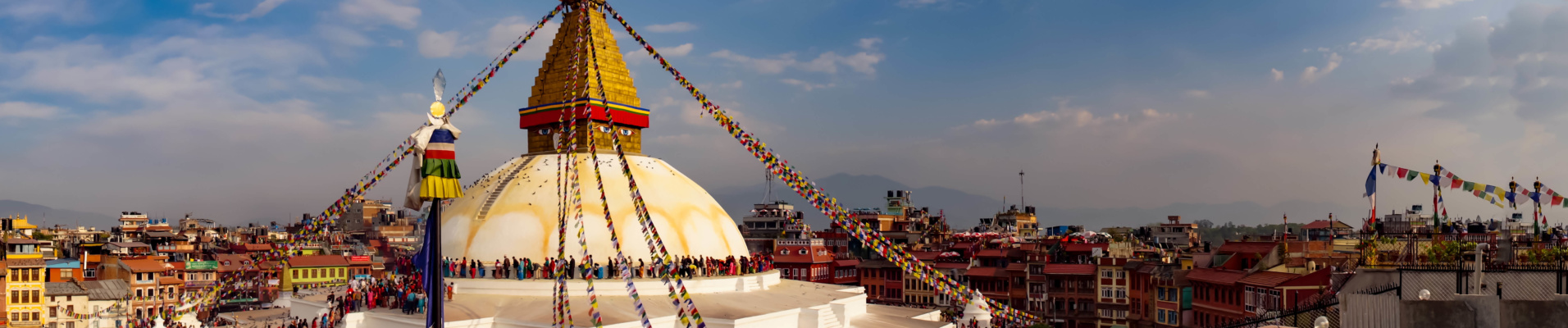 Vue sur la Stupa Boudhanath et la ville de Katmandou