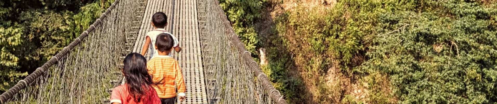 Enfants courant le long d'un pont suspendu, Trishuli, Népal