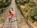 Enfants courant le long d'un pont suspendu, Trishuli, Népal