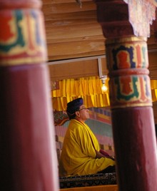 Moine priant au monastère d'Hémis