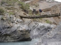 Traversée d'une rivière via un pont suspendu