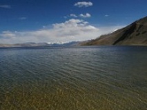 Lac Tso Moriri aux eaux transparentes