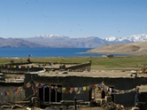 Le village de Tso Moriri avec le lac en toile de fond