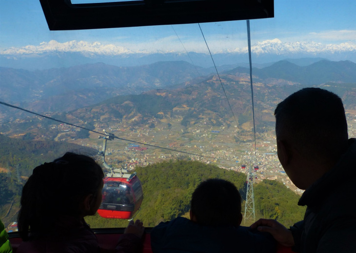 Vue sur l'Himalaya depuis le funiculaire de Vue sur l'Himalaya depuis Chandragiri