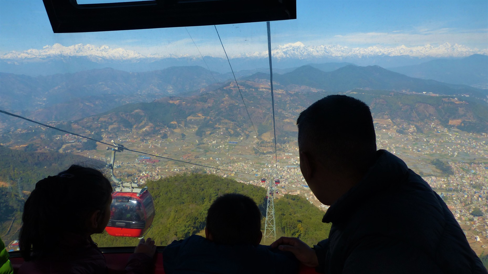 Vue sur l'Himalaya depuis le funiculaire de Vue sur l'Himalaya depuis Chandragiri