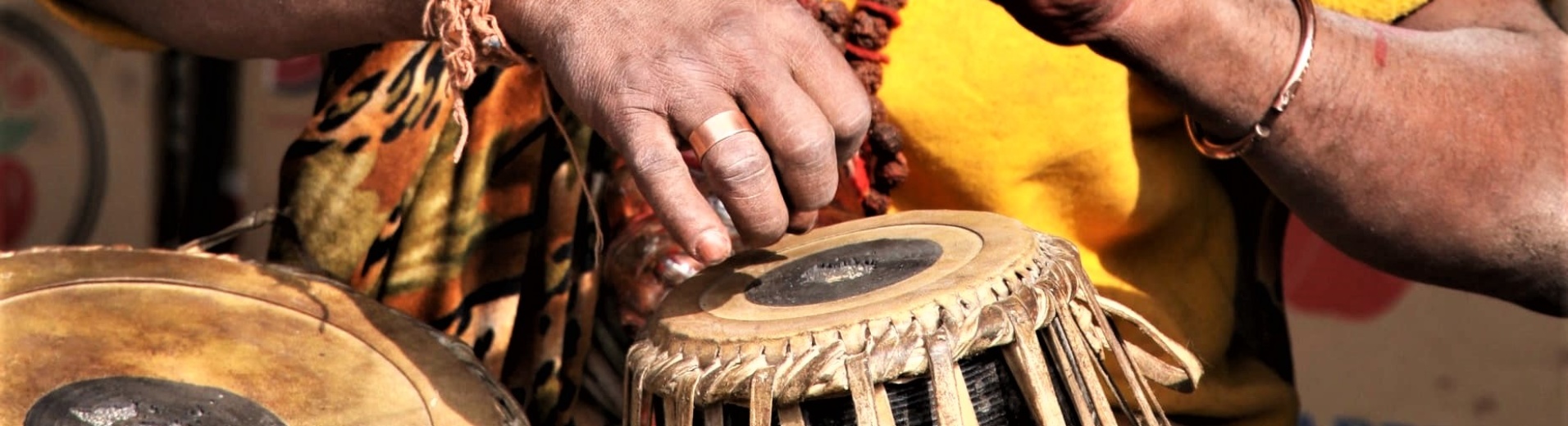 Sadhu jouant du madal, Népal