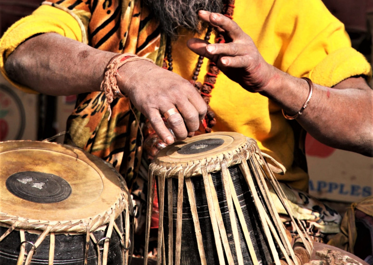 Sadhu jouant du madal, Népal