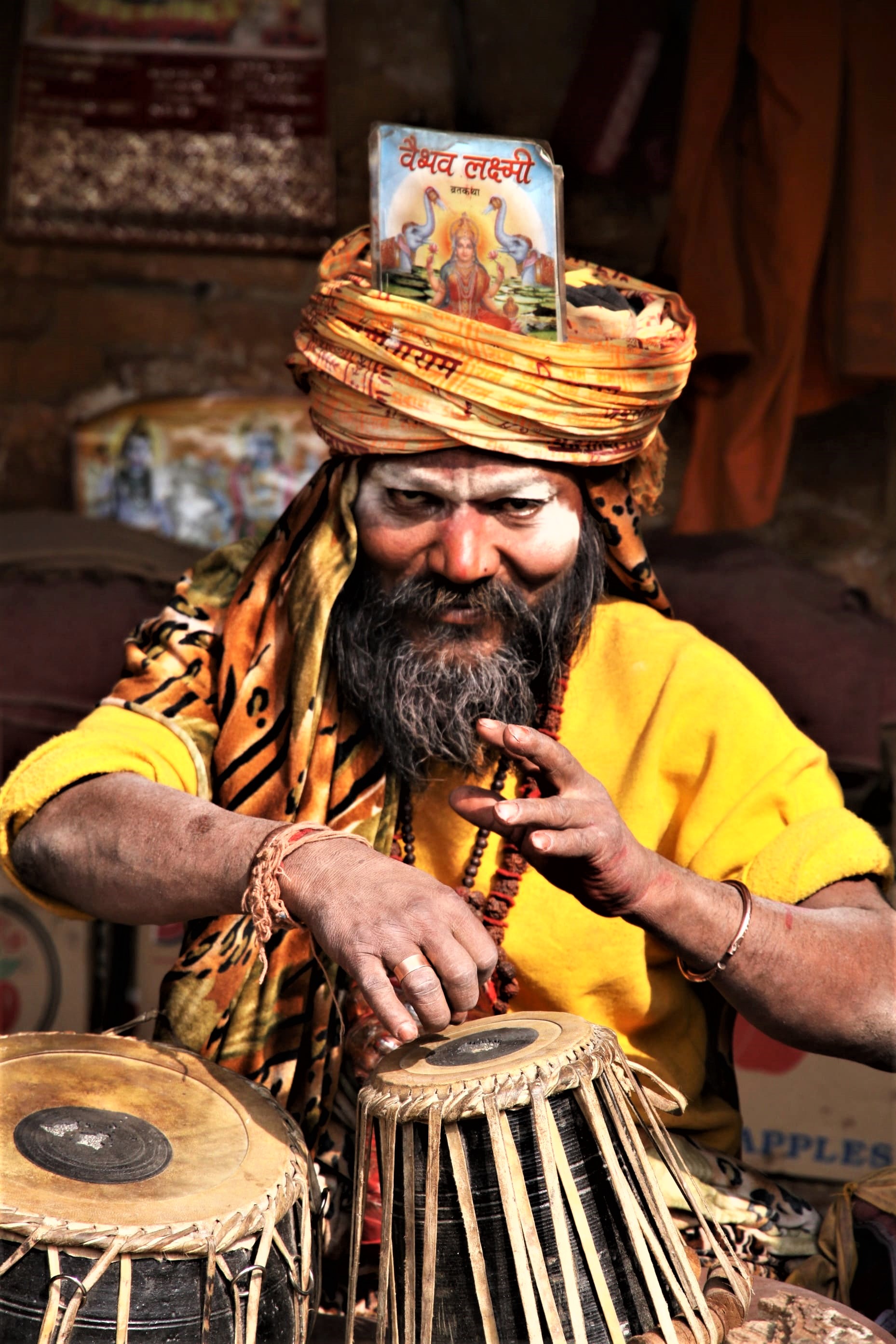Sadhu jouant du madal, Népal