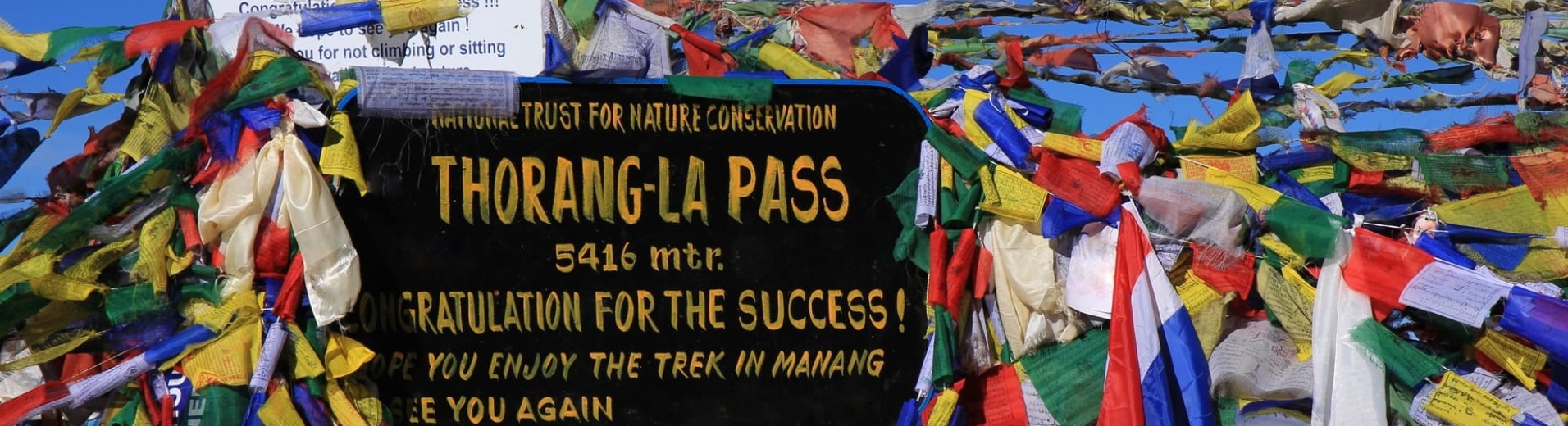 Drapeaux de prière sur le Thorung La, Annapurna, Népal