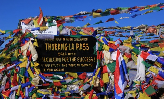 Drapeaux de prière sur le Thorung La, Annapurna, Népal