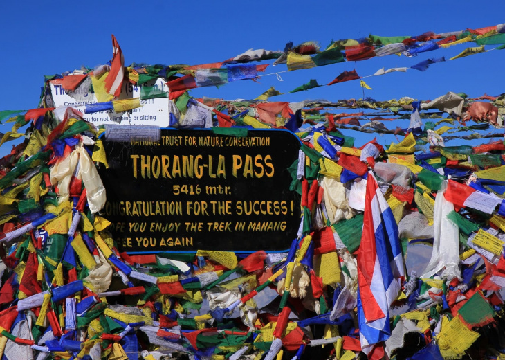 Drapeaux de prière sur le Thorung La, Annapurna, Népal